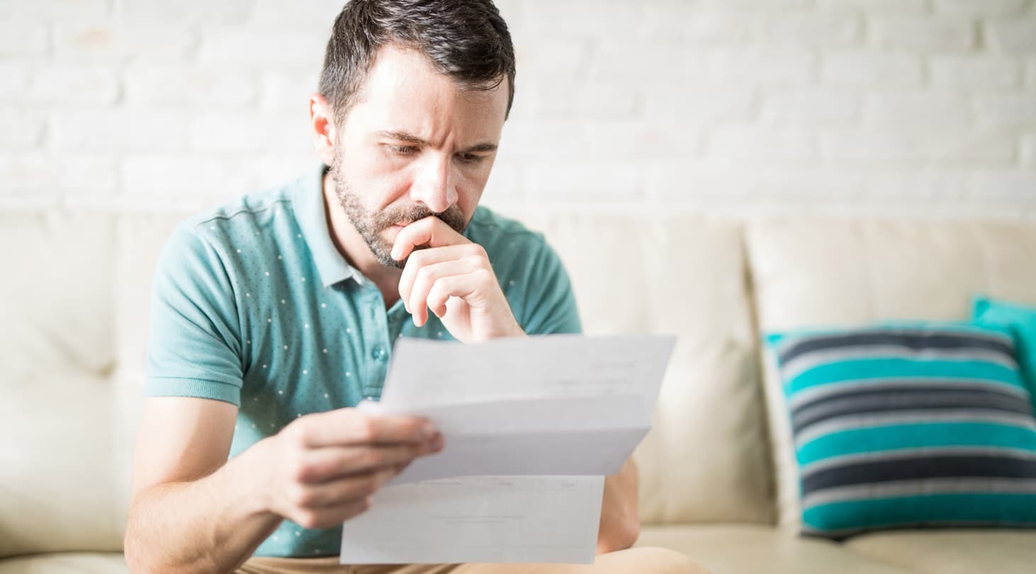 expulsion : propriétaire discutant avec locataire confronté à un impayé de loyer