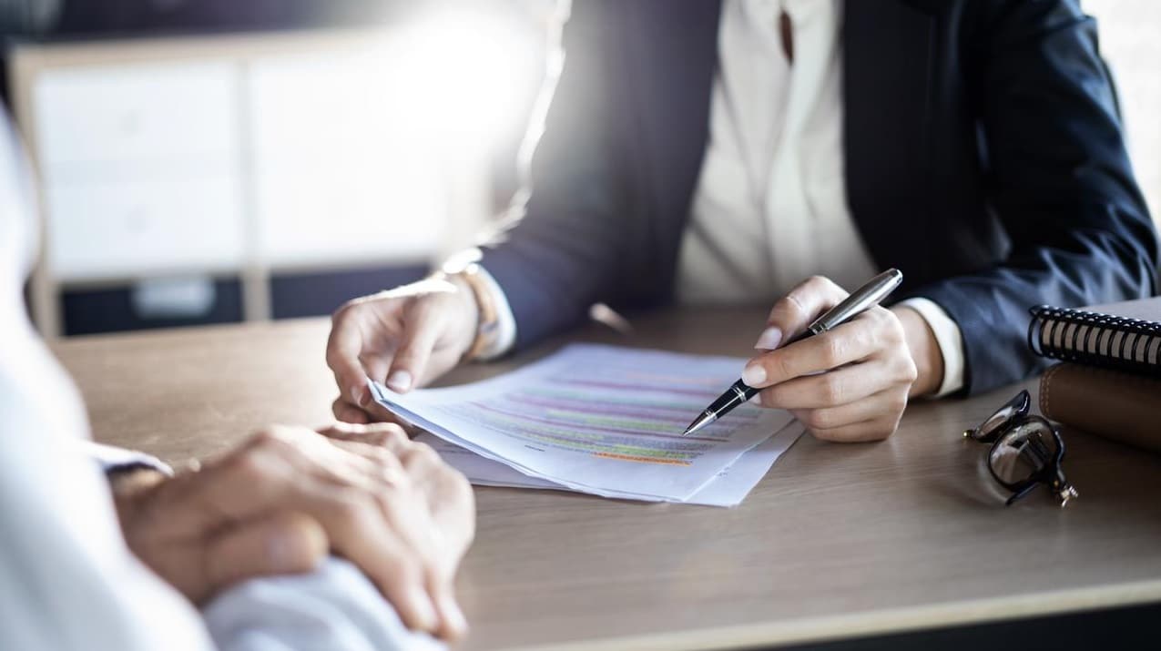 Plan d’épargne en actions : illustration d'un portefeuille boursier et symbole fiscal