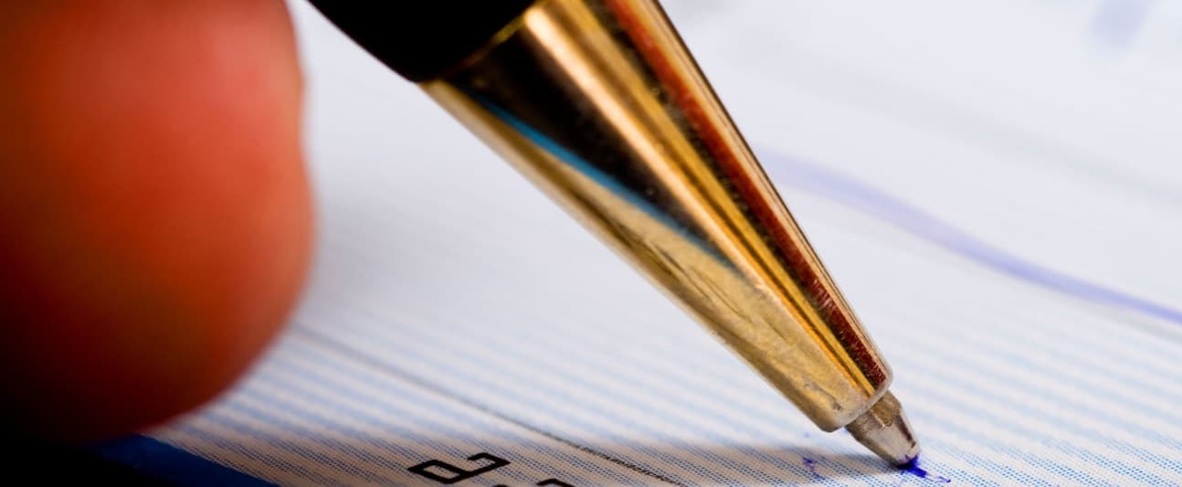 chèques bancaires : illustration d'un chèque avec des mains montrant l'endossement et l'encaissement