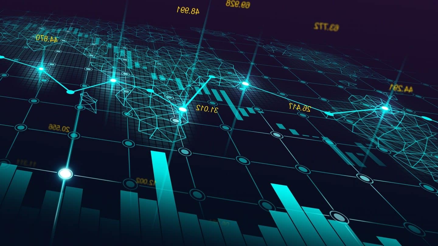 trading en ligne : personne étudiant le trading sur un ordinateur avec graphiques financiers à l'écran