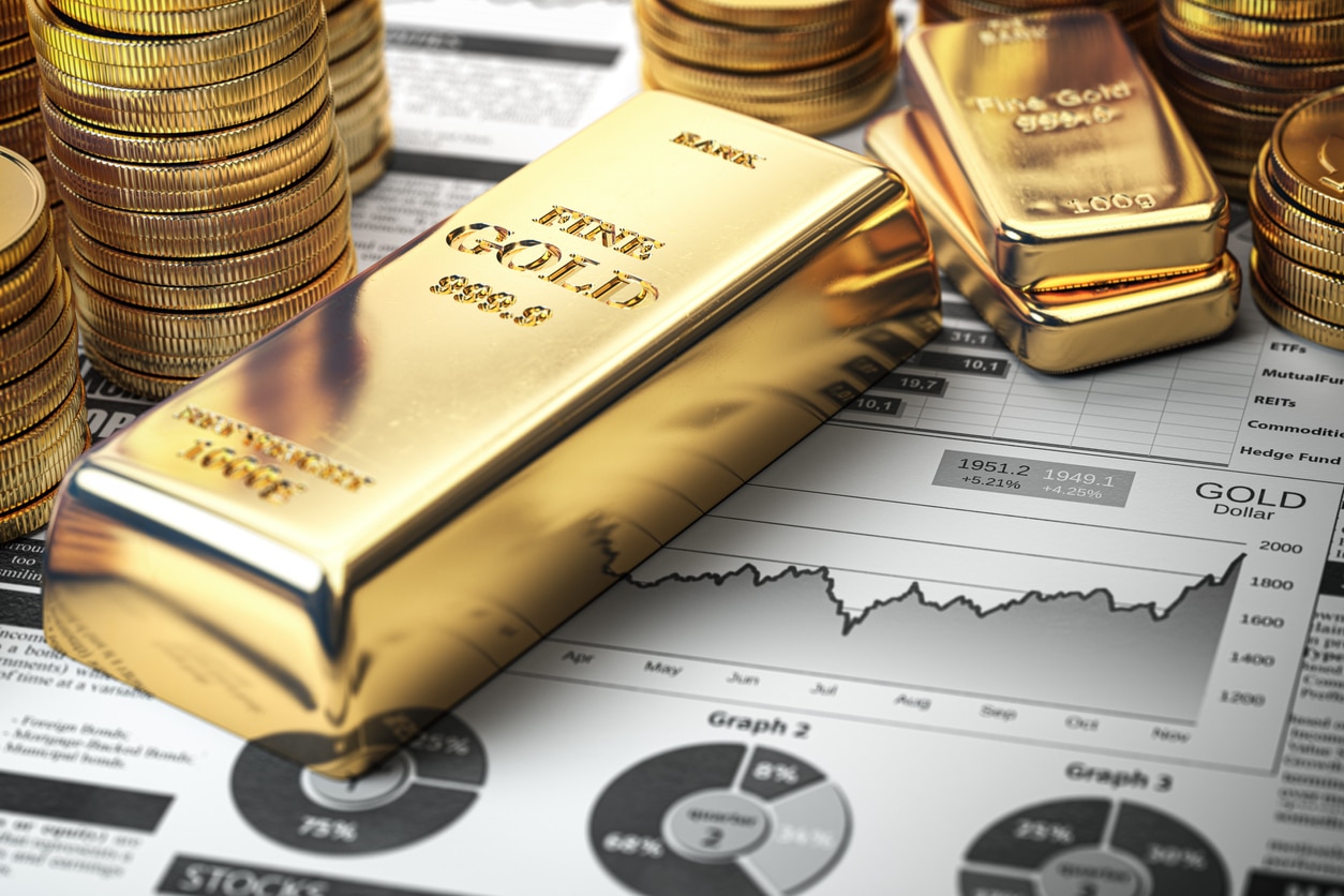 vente d'or : bijoux en or et lingots sur fond neutre