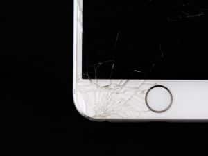 téléphone apple cassé coin écran éclaté assurance pour remplacer