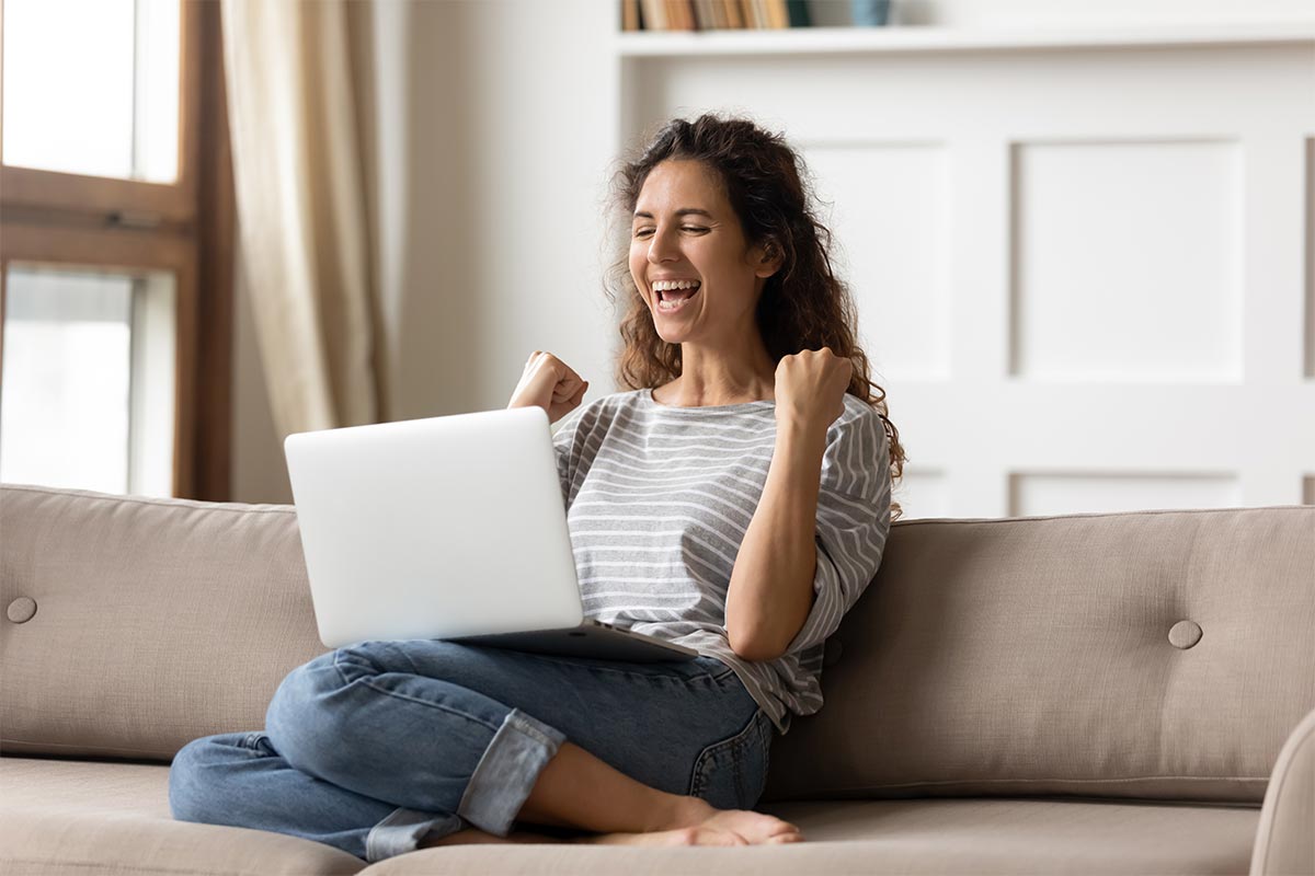 prêt personnel : illustration d'un contrat de prêt avec des billets de banque