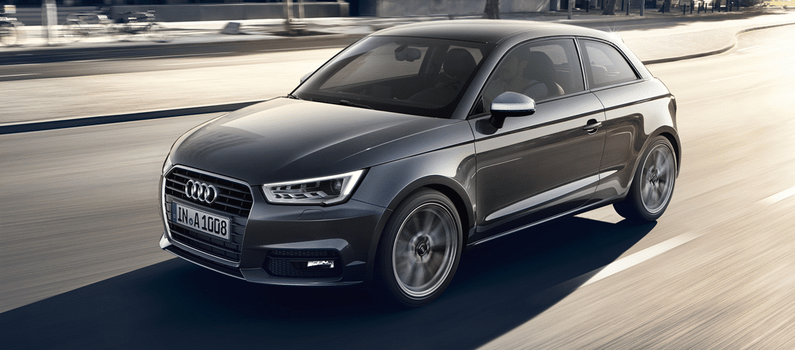 assurance auto Audi : une Audi rouge garée avec un conducteur consultant une tablette