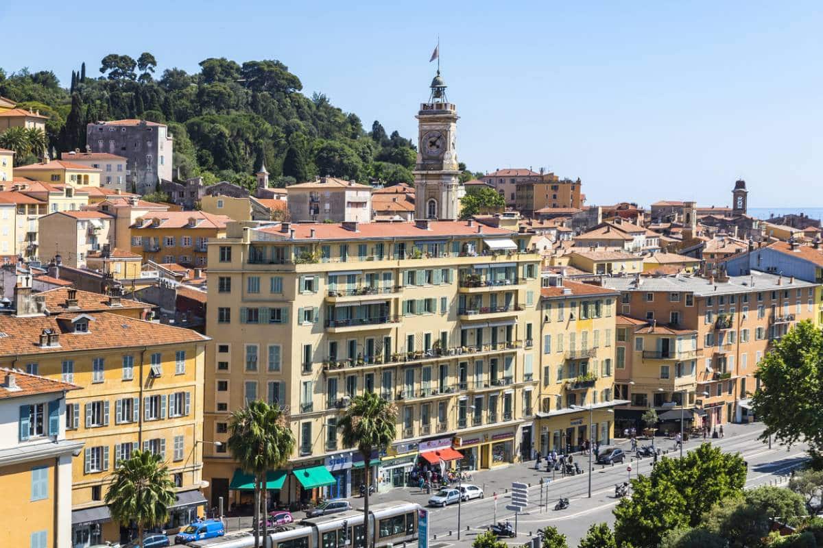 immobilier neuf à Nice : vue panoramique d'un bâtiment neuf dans la ville de Nice entre mer et montagne
