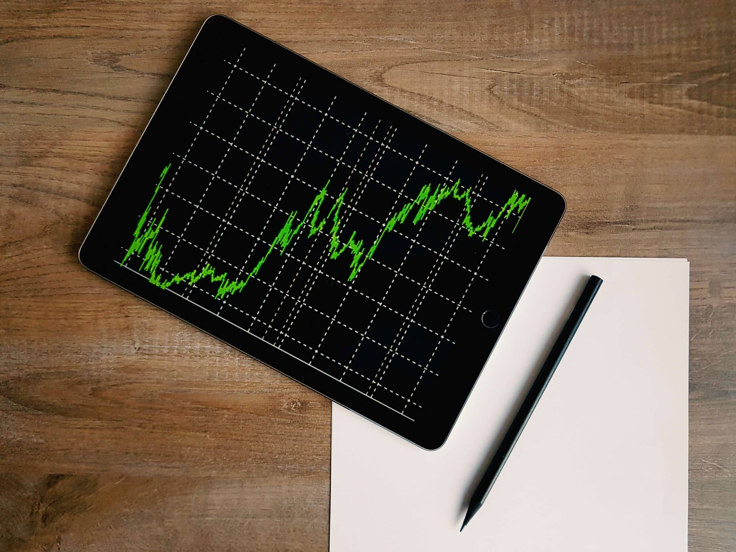 trading : graphique financier avec des fluctuations et un ordinateur portable