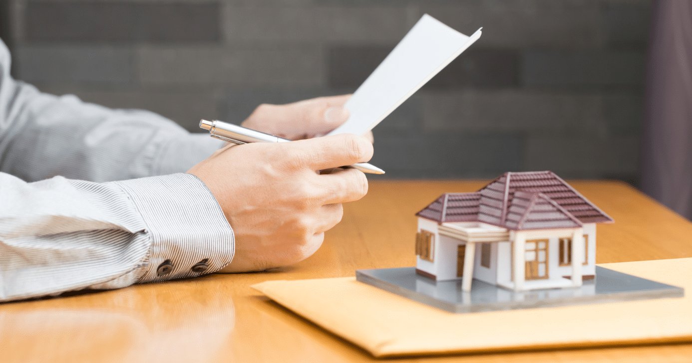 pénalité hypothécaire : illustration d'un contrat de prêt hypothécaire avec une maison en arrière-plan