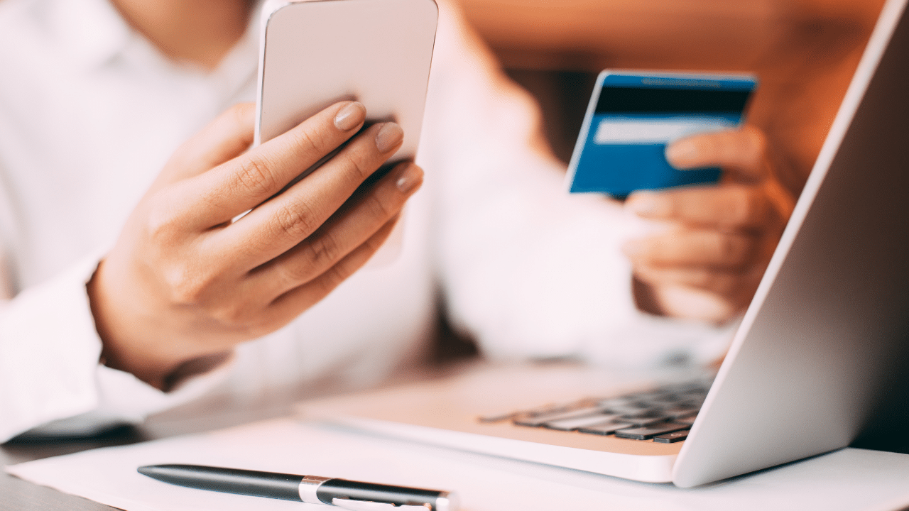 cote de crédit : illustration conceptuelle d'une carte de crédit et indicateur de score